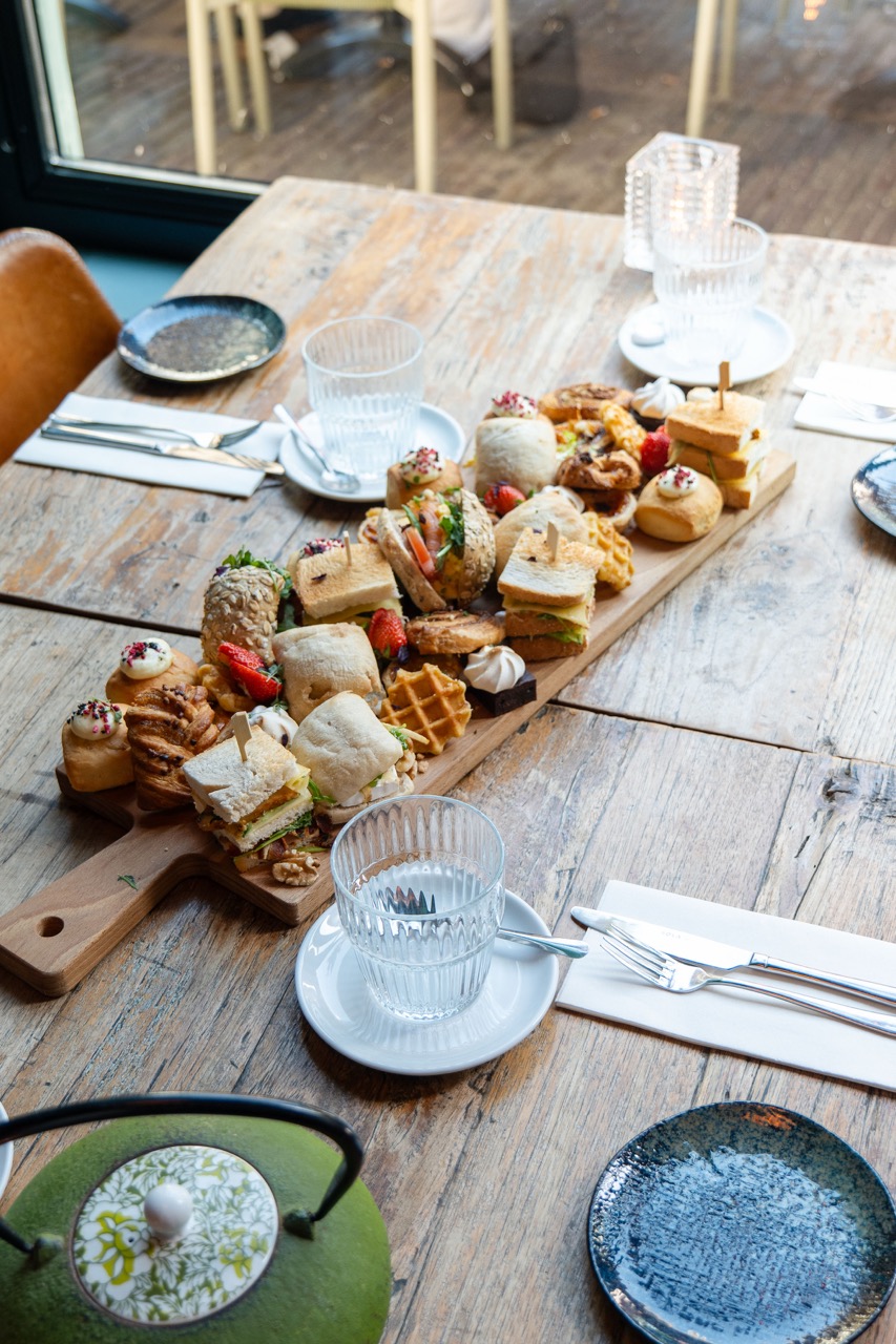 Plank met zoetigheden en fingersandwiches